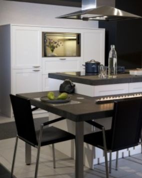 Robuuste keuken met eettafel 