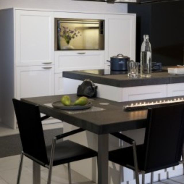 Robuuste keuken met eettafel 