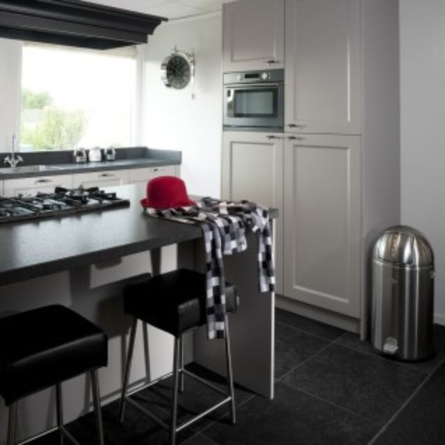 Robuuste keuken met staallook
