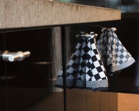 Robuuste keuken met keukendoek