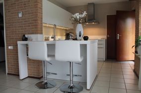 Witte keuken met bar