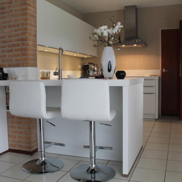 Witte keuken met bar