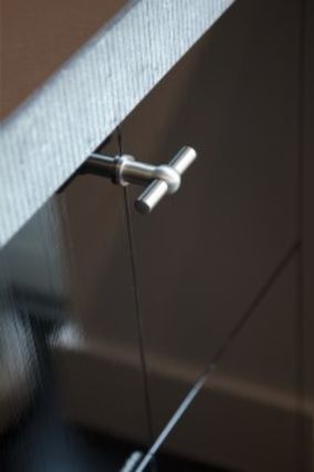Robuuste keuken met zwarte lades