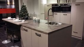Gezellige keuken met witte tinten en betonlook