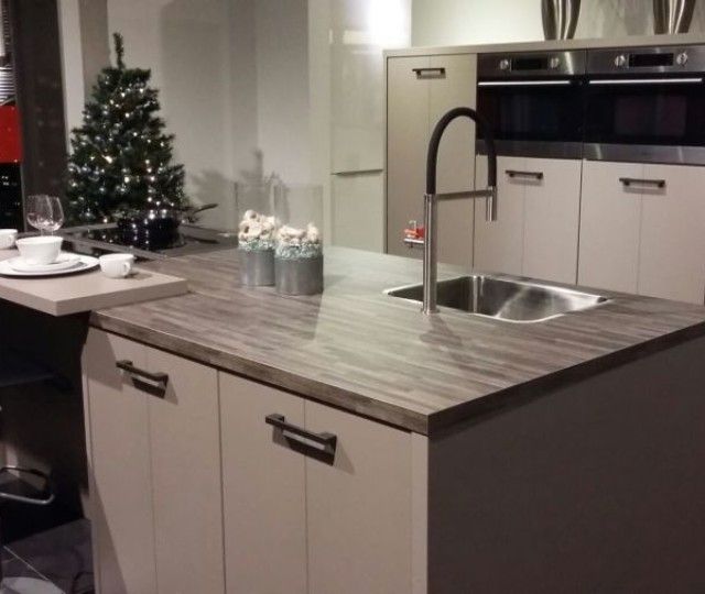 Gezellige keuken met witte tinten en betonlook