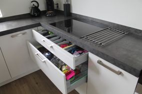 Witte strakke keuken met moderne laden