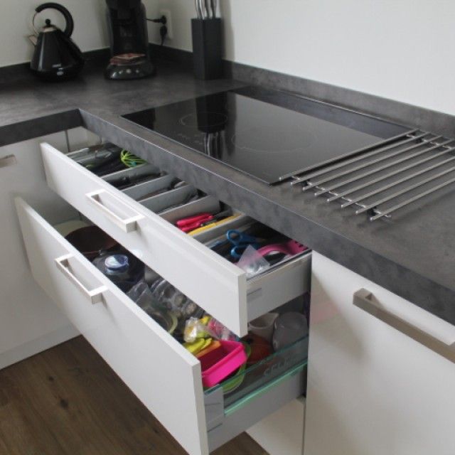 Witte strakke keuken met moderne laden