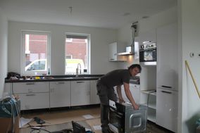 Montage witte strakke keuken