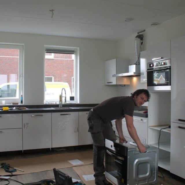 Montage witte strakke keuken