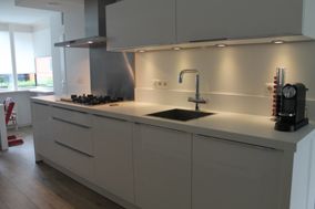 Witte strakke keuken