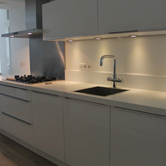 Witte strakke keuken