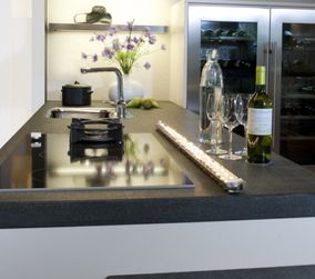 Robuuste keuken met grijstinten