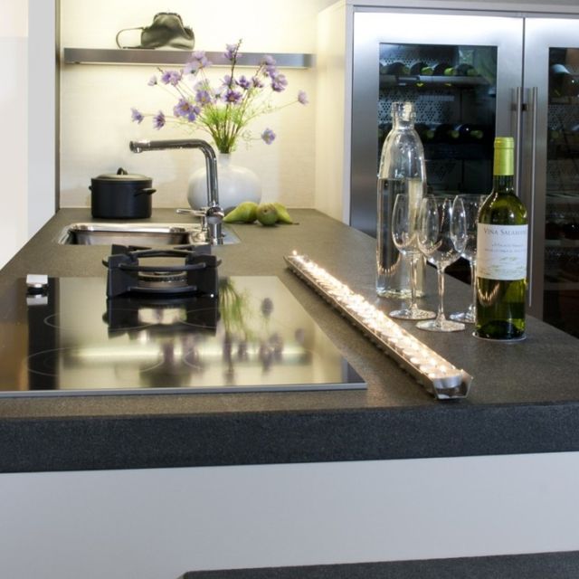 Robuuste keuken met grijstinten