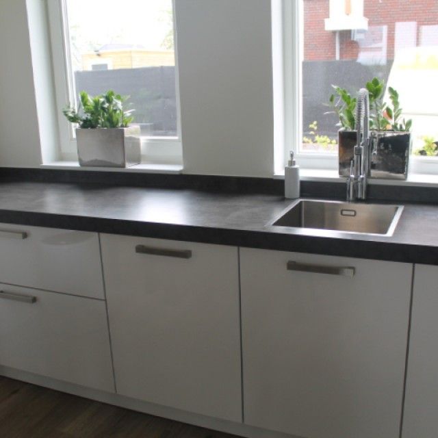 Witte strakke keuken met betonlook aanrecht