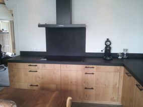 Gezellige keuken met witte tinten en betonlook