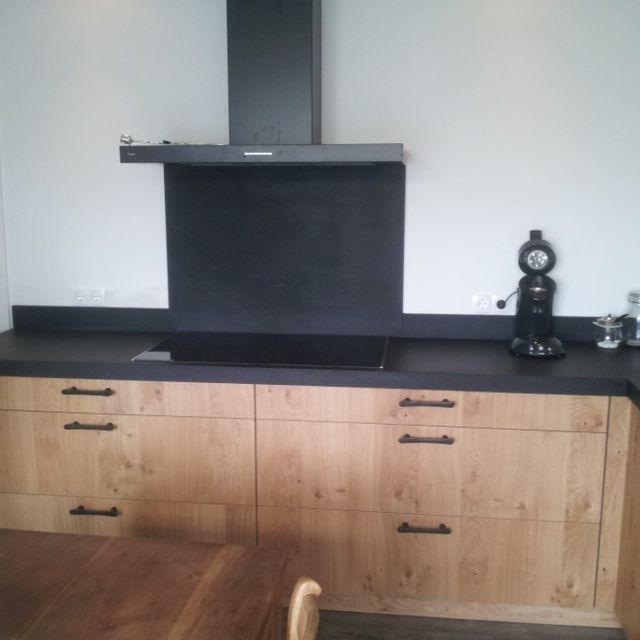 Gezellige keuken met witte tinten en betonlook