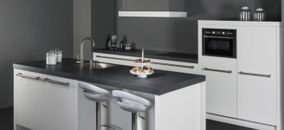Moderne keuken met witte en grijze tinten