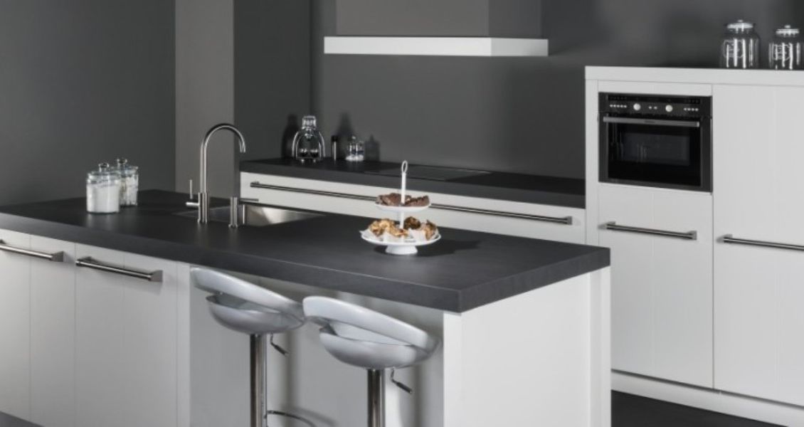 Moderne keuken met witte en grijze tinten