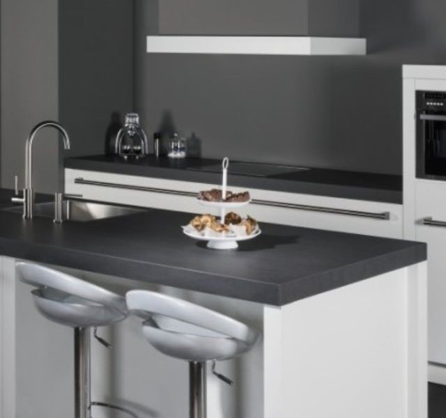 Moderne keuken met witte en grijze tinten