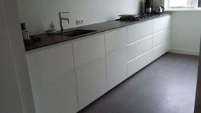 Heerlijk koken in een witte keuken met kookeiland