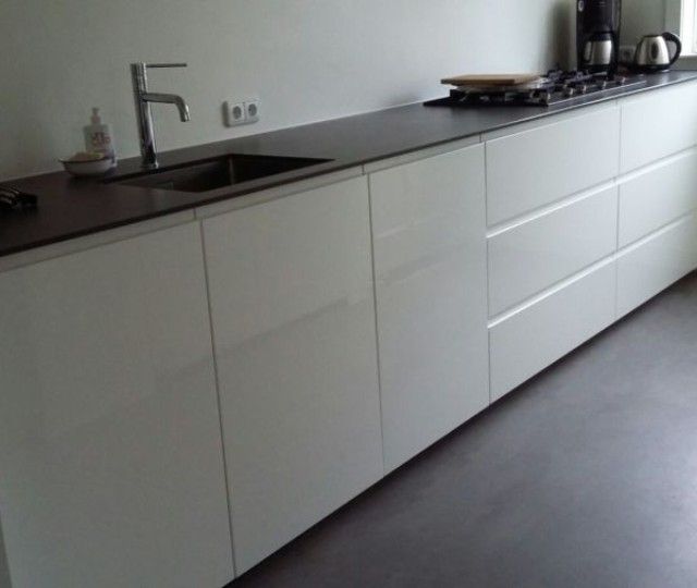 Heerlijk koken in een witte keuken met kookeiland