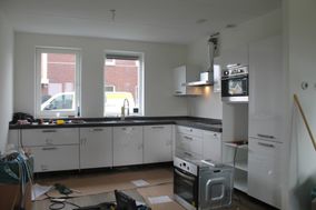 Witte strakke keuken totaalbeeld