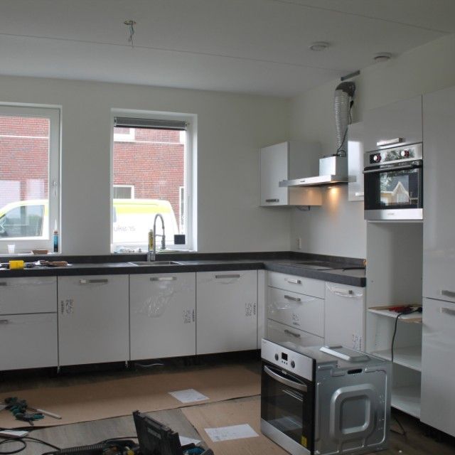 Witte strakke keuken totaalbeeld