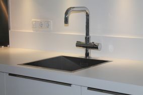 Witte keuken met vierkante gootsteen