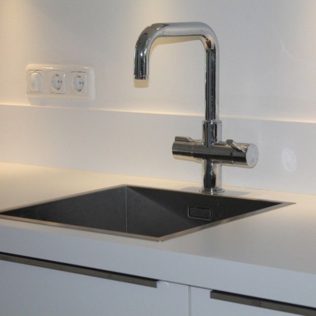Witte keuken met vierkante gootsteen