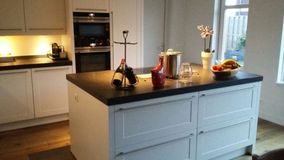 Heerlijk koken in een witte keuken met kookeiland