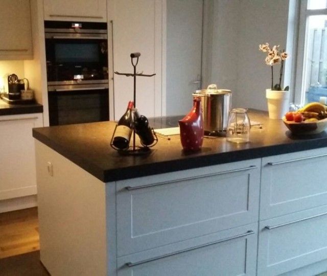 Heerlijk koken in een witte keuken met kookeiland
