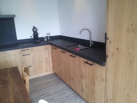 Gezellige keuken met houtlook