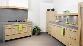 Nostalgische keuken met groene accessoires 