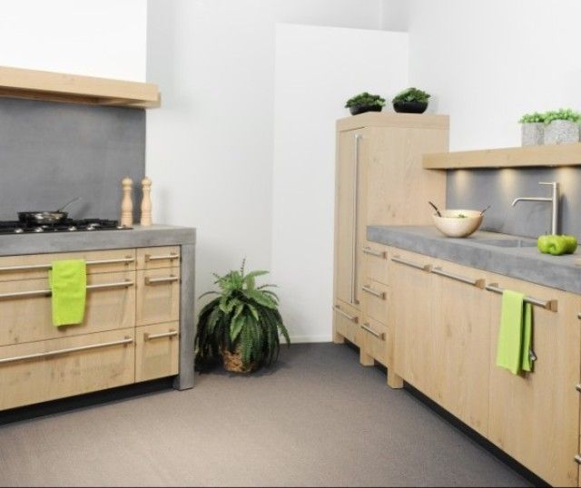 Nostalgische keuken met groene accessoires 