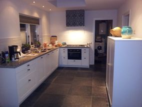 Gezellige keuken met houten keukenkastjes