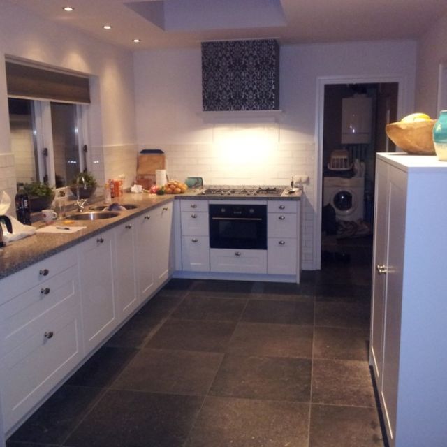 Gezellige keuken met houten keukenkastjes