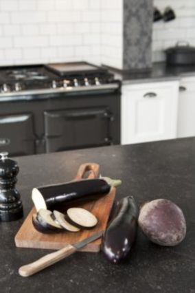 Robuuste keuken met aubergine