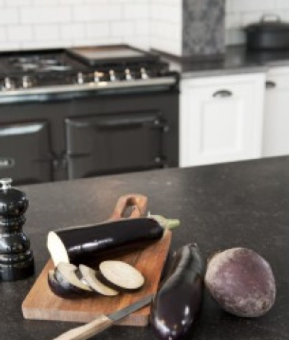 Robuuste keuken met aubergine