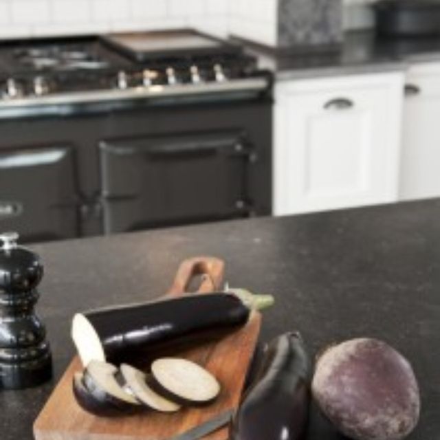 Robuuste keuken met aubergine