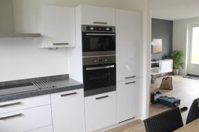 Witte keuken met bar