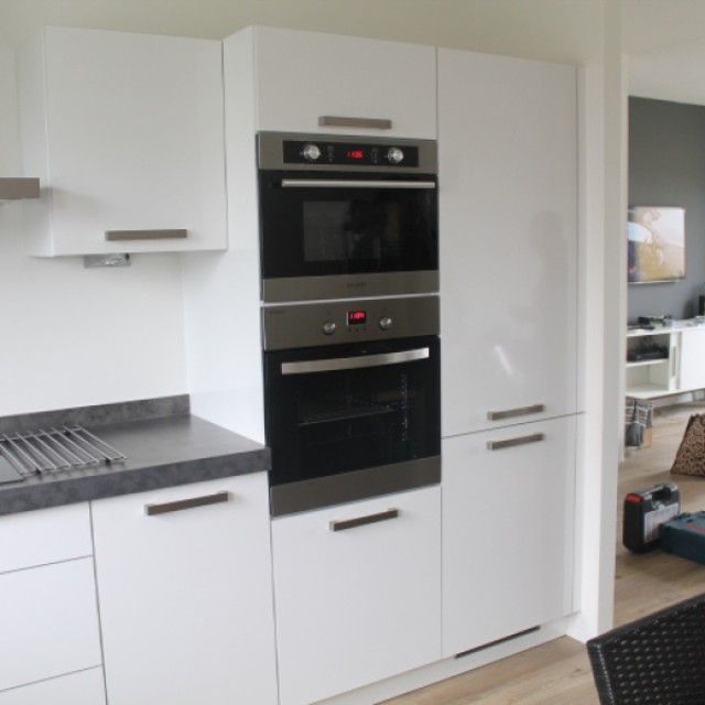 Witte keuken met bar