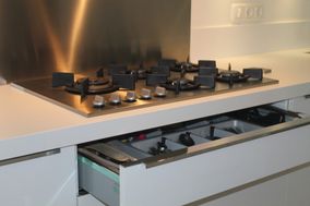 Witte keuken met gasfornuis en greeploze laden 