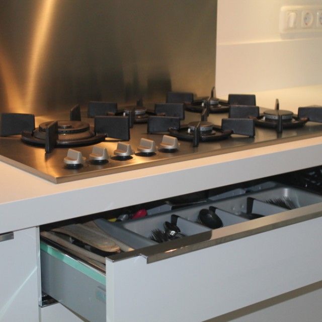 Witte keuken met gasfornuis en greeploze laden 