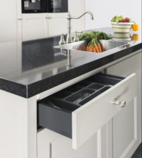 Robuuste keuken met witte lades