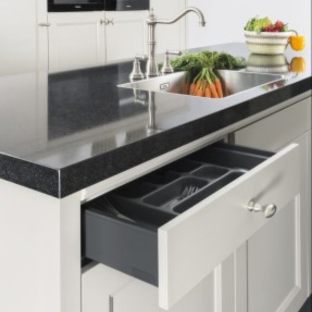 Robuuste keuken met witte lades