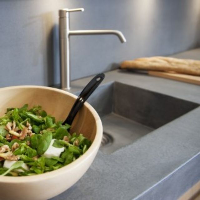 Nostalgische keuken met salade
