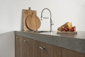 Nostalgische keuken met fruitschaal en snijplanken