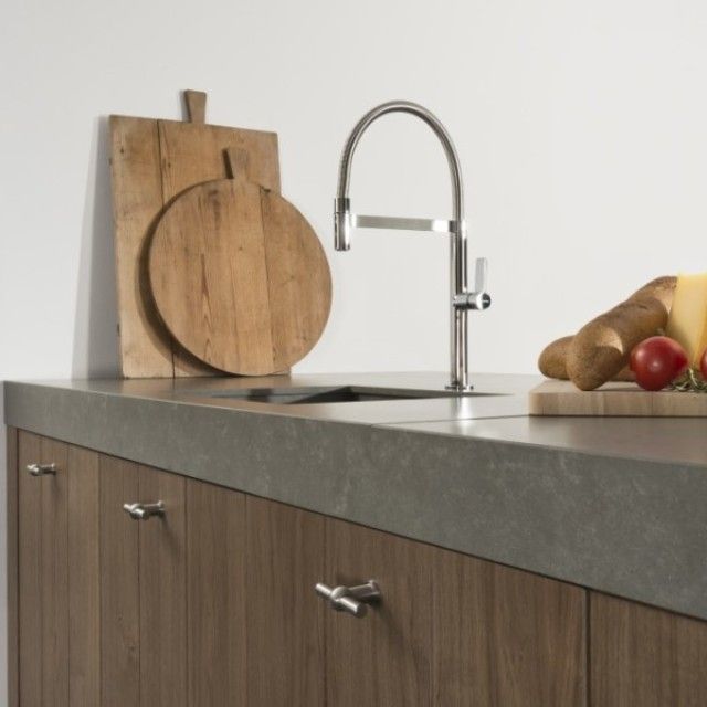 Nostalgische keuken met fruitschaal en snijplanken
