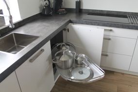 Witte keuken met pannen carrousel 