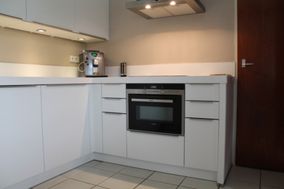 Witte keuken met greeploze keukenkastjes